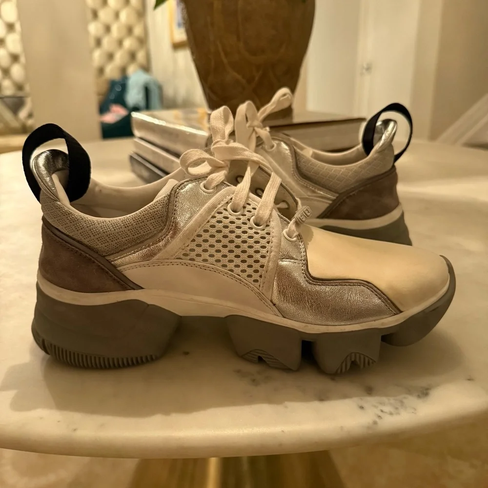 GIVENCHY Jaw Low-Top Sneakers - Picture 4 of 16